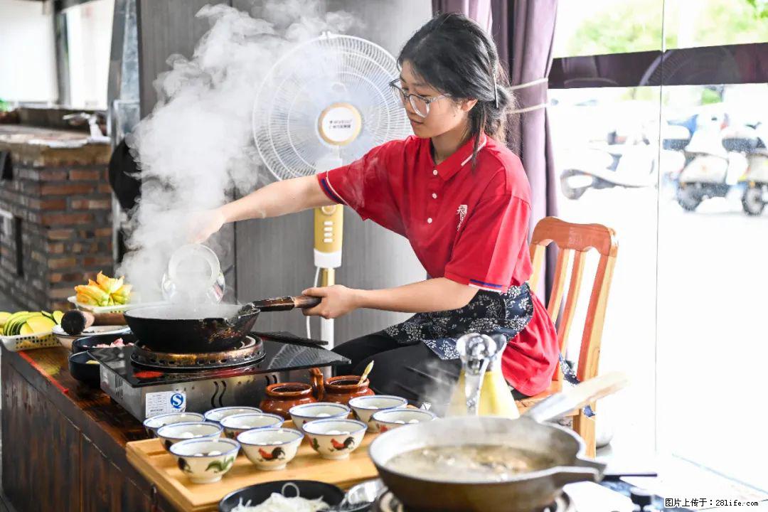 全网追的“扁担女孩”，找了一份暑假工，时薪12元 - 东营生活资讯 - 东营28生活网 dy.28life.net